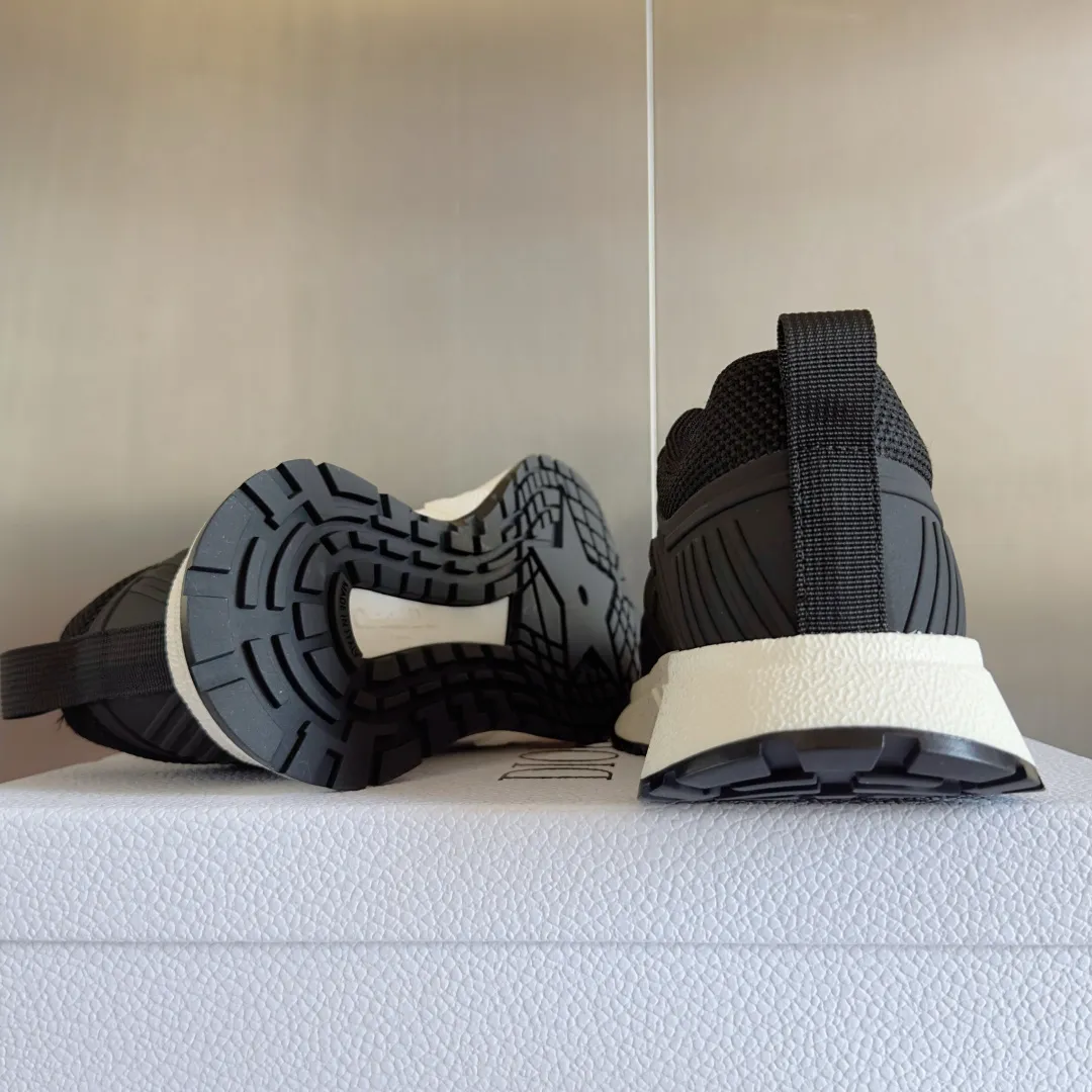 [Dior Dior] P: 640💰Couple model Size: Female: 35-40 (customized at 41), male 39-44. (customized at 45) 2025 Dior Dior autumn and winter new couple model, thick-soled casual sports shoes, originally purchased and developed to reinterpret the sports style with an elegant and fashionable shape. The upper is crafted from white mesh fabric and features the Christian Dior Paris signature on the laces and heel. The exquisite two-color sole is light and soft, which can add a high-end temperament to all kinds of casual looks. The delivery counter is exquisitely packaged🛍📦 ▪️Material: Original custom imported first-layer cowhide ▪️Inner lining: Imported soft sheepskin lining ▪️Sole: Original open-molded anti-slip rubber material ▪️Sole thickness: 4CM